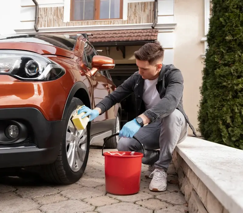 Lavage auto à domicile Coucy-le-Château-Auffrique : professionnel intervenant sur un véhicule